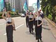 マーチングバンドを先頭に…