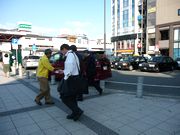 増税を訴えティシュを配る服部税対部長(左)