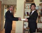 署名を手渡す服部税金対策部長（左）