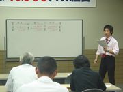 熱心に指導する書記局員