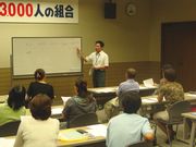 熱の入った指導をする書記局員