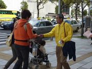 チラシ等配布する服部税対部長