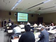 熱心な講演をする全建総連小林税対部長