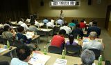 &nbsp;共済制度の説明をする山﨑共済福祉部長