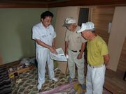 建築現場で2人の組合員に組合のメリットを説明する後藤副支部長（左）