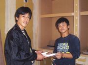 現場の職人へ説明をする役員（左）