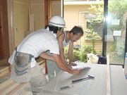 現場を訪問し、未加入者の職人さんに組合説明をする伊藤支部長（右）