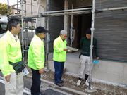 建設現場を訪問して、若い職人さんへ組合の説明をする役員