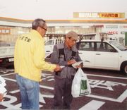 ホームセンターで声掛けをする支部役員(左)