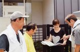 規加入者宅を訪問し、組合メリットを再認識してもらう役員さん(守山支部)