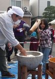 餅つきに挑戦