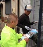 作業中の職人さんに声をかける役員