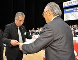 大会表彰を受ける鈴木副執行委員長(左)