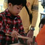 釘打ちに真剣な様子