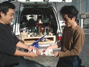 パンフを渡す宮上支部長（左）