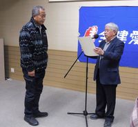 代表して大澤執行委員長（右）から表彰状をうける野田支部長（中支部）