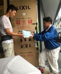 新築現場を回って組織拡大行動に励む役員（右）