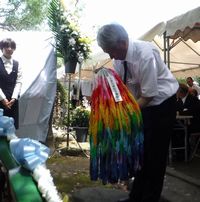 千羽鶴を献納する大澤執行委員長