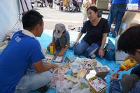 夢中でタイル貼りをする子供