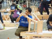 黙々と作業をする長谷川選手