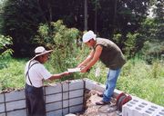 パンフを手渡す小泉青年部長(右)