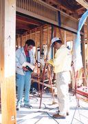 現場に訪問して、組合未加入者の職人に組合説明をする役員(右)