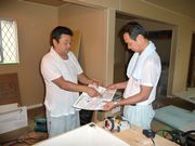 建設現場で未加入者の方に組合制度を説明する宮上支部長（左）