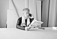  現場において仲間に電話で組合説明をする杉浦組織部長