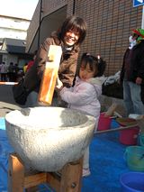 昨年のふれあい餅つき大会の様子