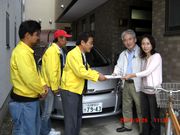 組合員宅を訪問する役員（左）