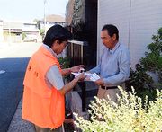 組合パンフを受取る組合員さん（右）