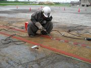 現場で溶接作業をする佐々木さん