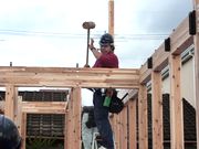 力強く掛矢を振る中西さん