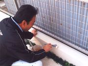 外構の塗装工事をする荻上会計