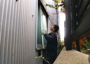 ガラス交換をする堀川幹事