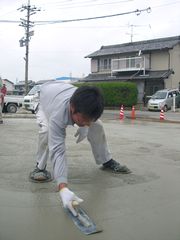 セメント工事をする山本泰之幹事