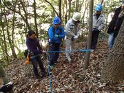 説明を真剣な様子で聞く幹事