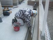 側溝を工事する岩嵜幹事