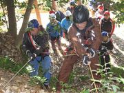 急斜面をロープ1本で下っています