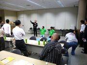 ガラスを割る実演の様子