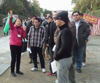 ガイドさんからの説明に聞き入る参加者