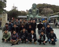 鎌倉大仏をバックに