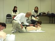 &nbsp;講師の指導のもと、人工呼吸をする幹事