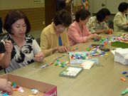 熱心に作業する主婦の会幹事