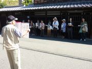 伊藤家の前で説明を聞く幹事