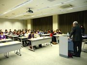 参加者から質問が飛び交っています