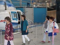 広い館内の隅々までウォーキング