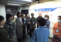 熱心に説明を聞く参加者