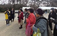 ガイドさんの説明を聞く主婦の会幹事