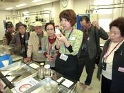 熱心に説明を聞く参加者